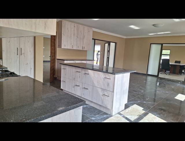 6 BEDROOM HOUSE FOR SALE IN RIVERSDALE
